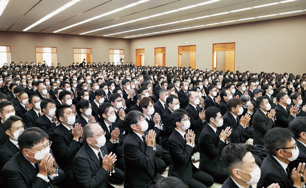 浅井先生から頂いた溢れんばかりのご慈愛、その大恩を偲ぶ一人ひとりの目には涙がにじみ、ご報恩の赤誠みつる読経・唱題は全館に響きわたった