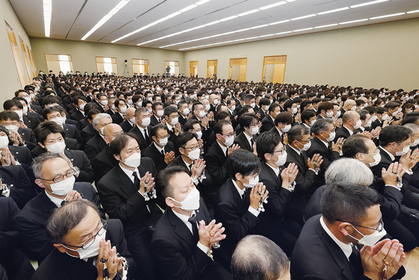 追悼大法会における勤行の様子