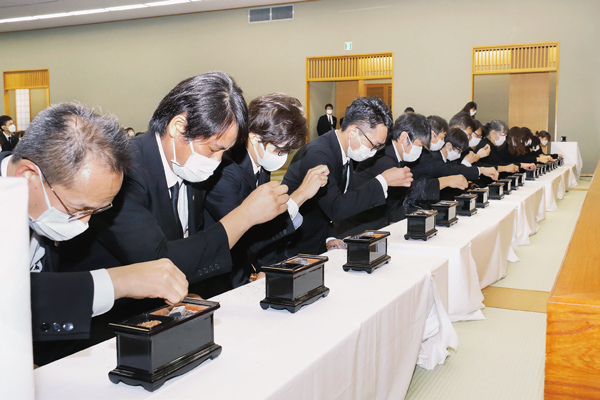 追悼大法会における焼香の様子