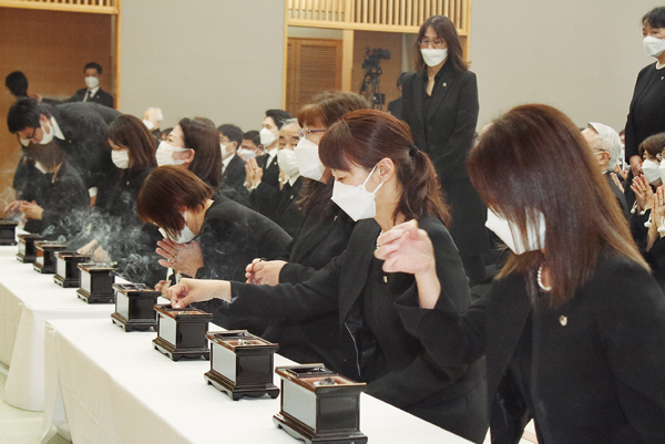 追悼大法会における焼香の様子