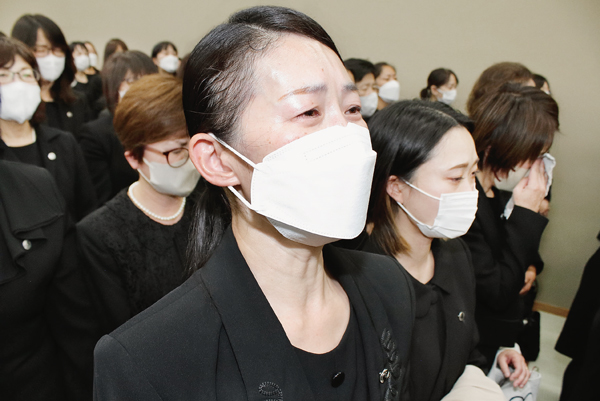 追悼大法会において幹部各位が涙の中に誓う様子