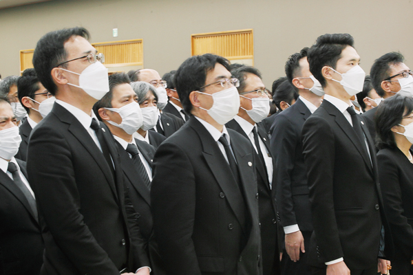 追悼大法会における会歌斉唱の様子
